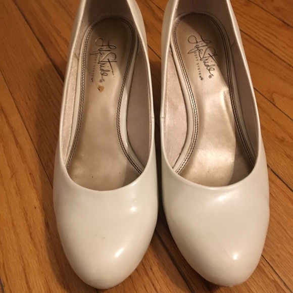 White heels size 8 - Picture 2 of 4